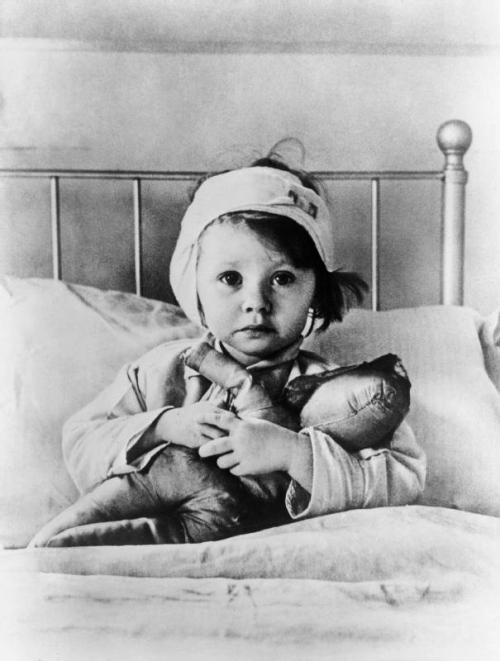 Cecil-beaton-eileen-dunne-aged-three-sits-in-bed